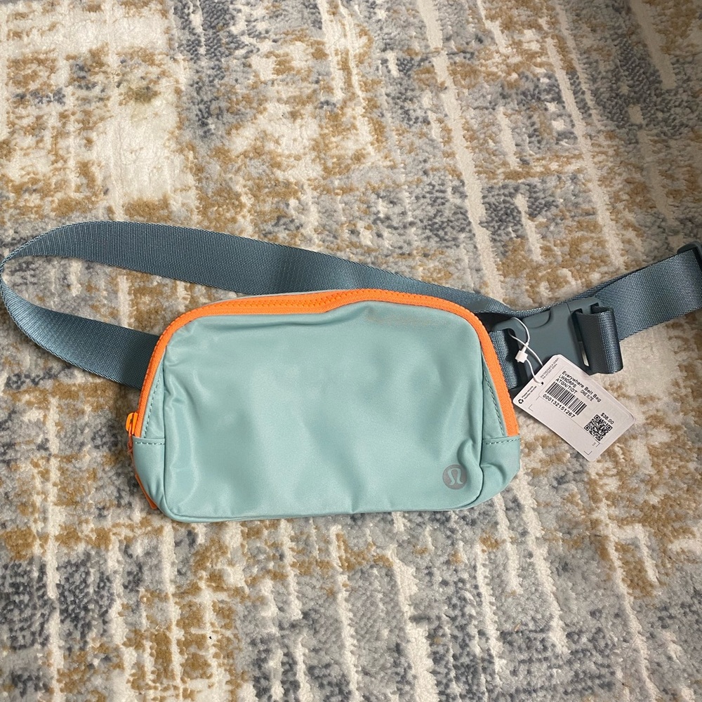 Lululemon Everywhere belt bag